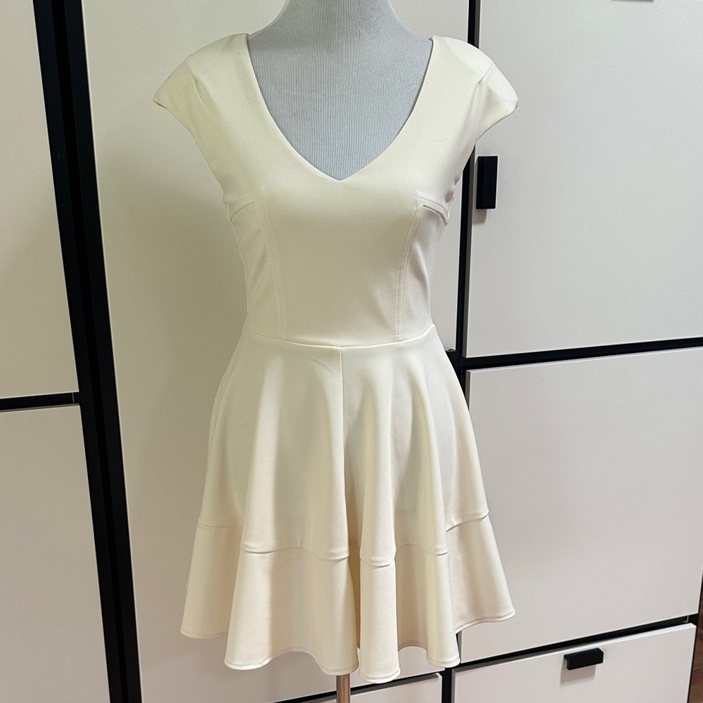 Signature8 Cream V-Neck Dress small